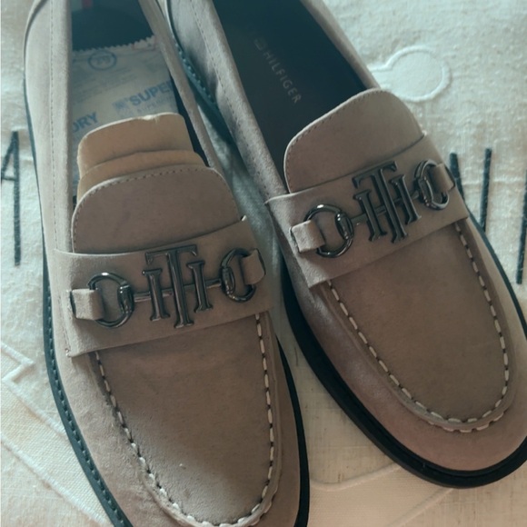 New ~ Tommy Hilfiger Women's Tan Suede Loafers MSRP $79 ~ Size 10M - Picture 1 of 3